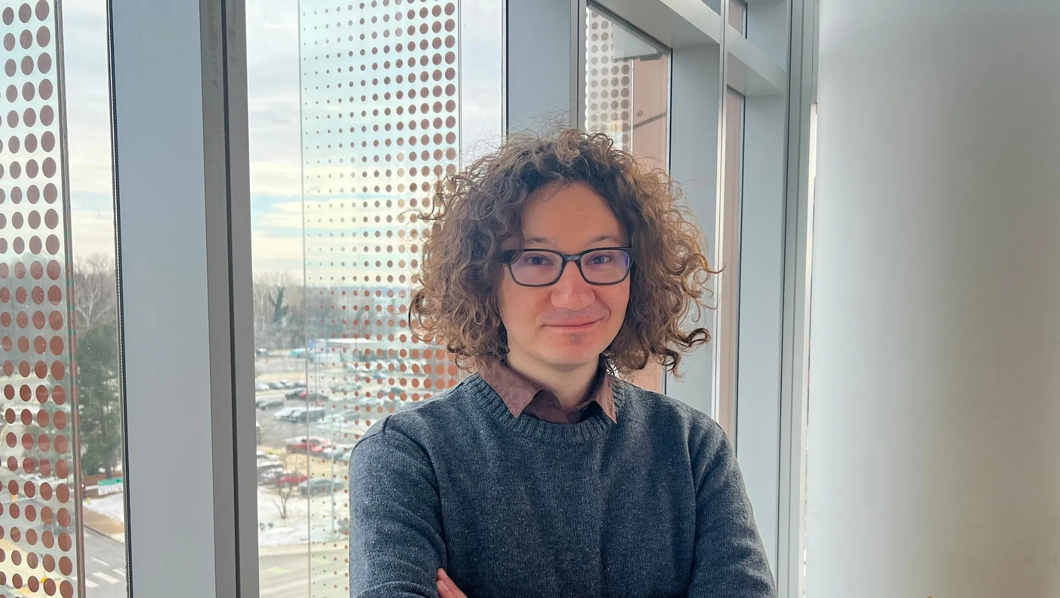 Marcus Fedarko stands in front of a window.